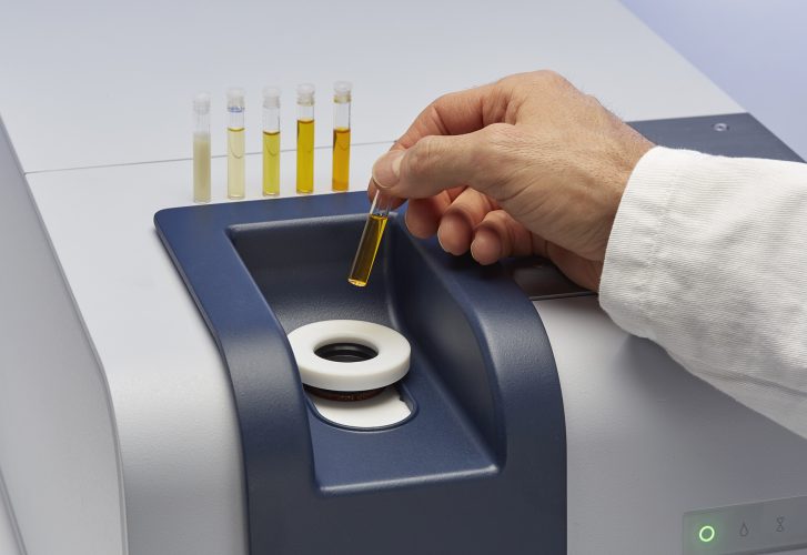 Figure 3: The undiluted edible oil is measured in disposable vials in the temperature-controlled sample compartment